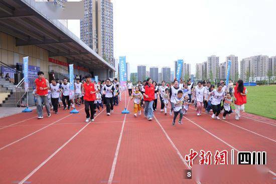 熊猫夜跑在成都市田径运动中心开跑
