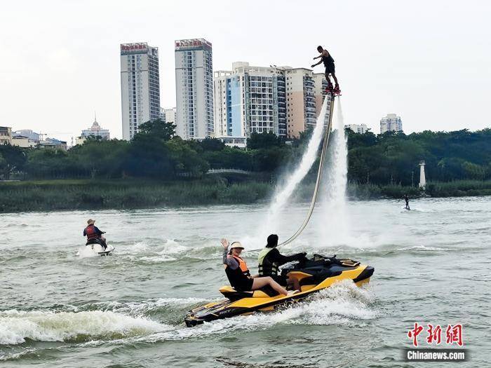 冲浪桨板成新宠 水上运动催热中国“暑期经济”