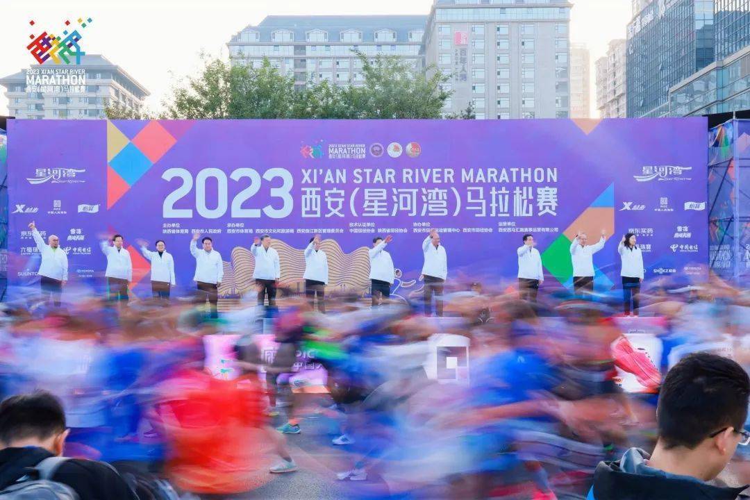 2023西安马拉松董国建夺得男子马拉松冠军,马拉松