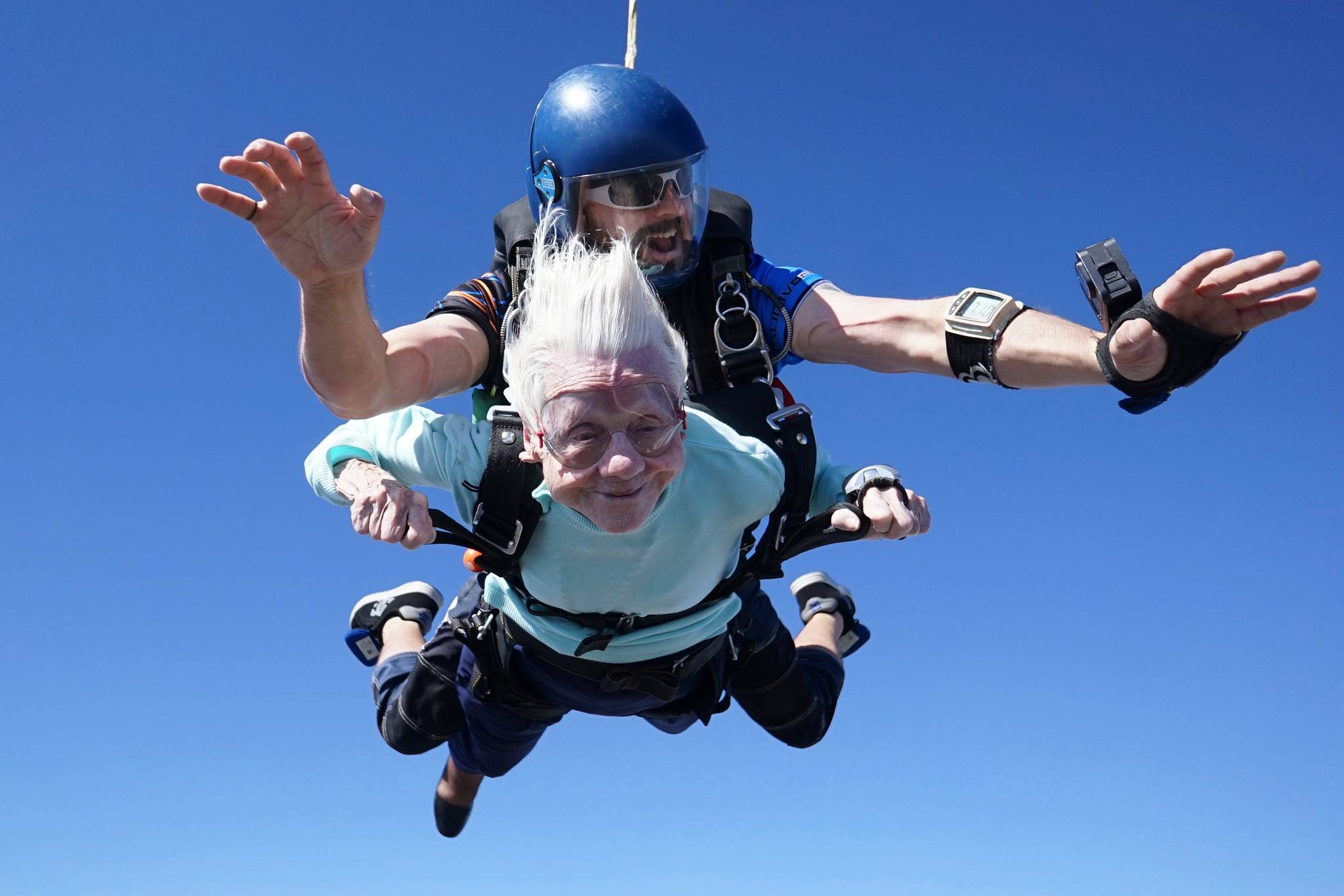 打破跳伞最高龄世界纪录一周后 104岁老太睡梦中离世,跳伞