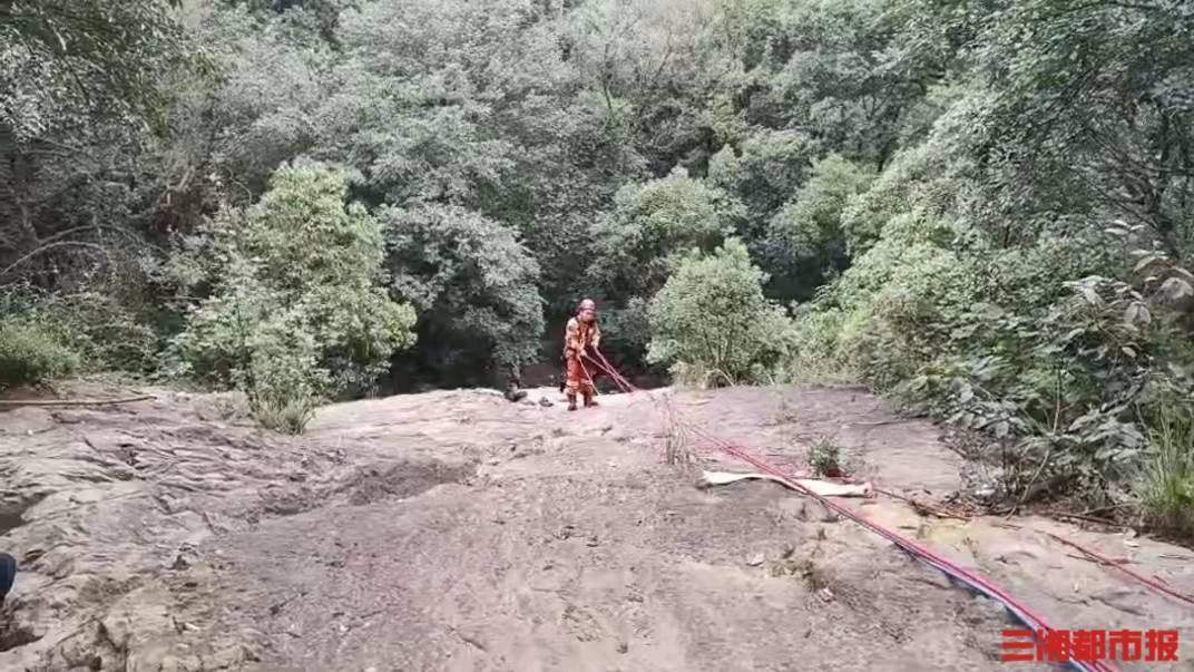 8岁男孩野外“攀岩”被困岳麓山，消防成功解救,攀岩