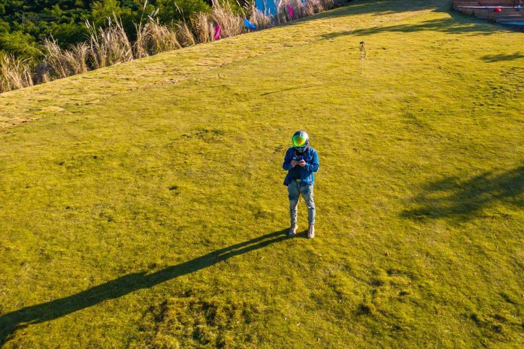 在安吉铜锣山，偶遇一位女侠御剑飞行，这里原来有个滑翔伞基地,滑翔伞