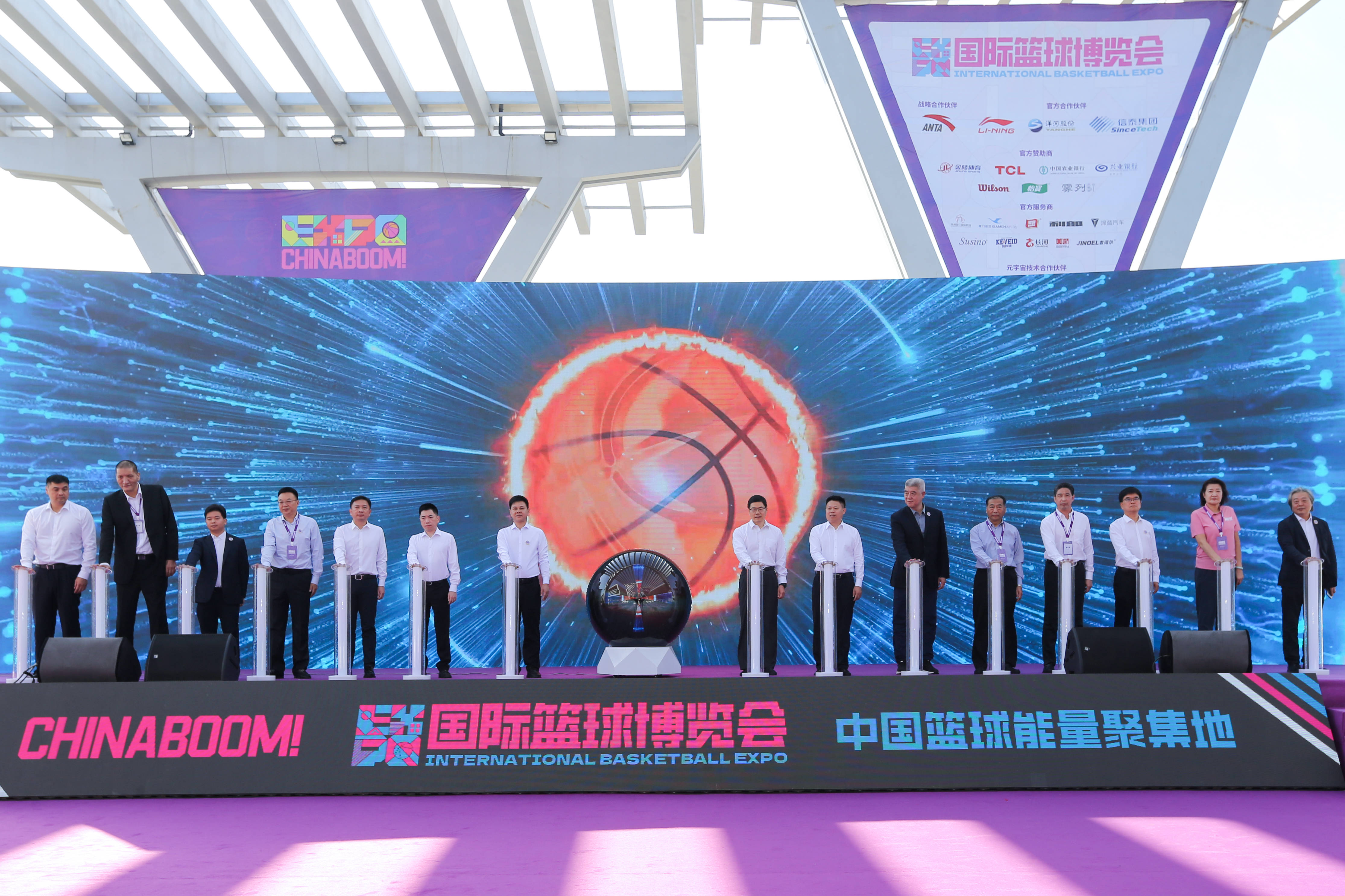 晋江篮球城天下英雄会 首届国际篮球博览会在晋江召开,篮球