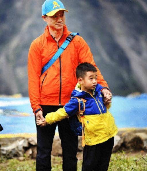 杨威带儿子参加专业体能训练，14岁杨阳洋身高超爸爸，仍被指矮小,弹力带训练