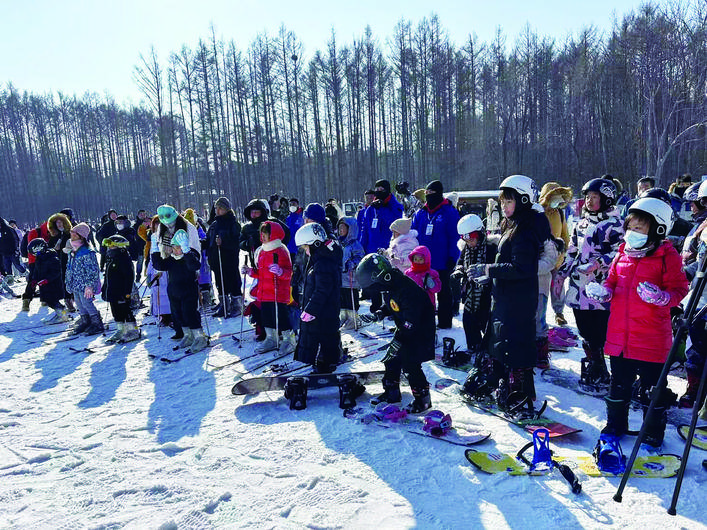 净月潭滑雪场开板首日， 青少年滑雪热情高 体验冰雪乐趣,滑雪