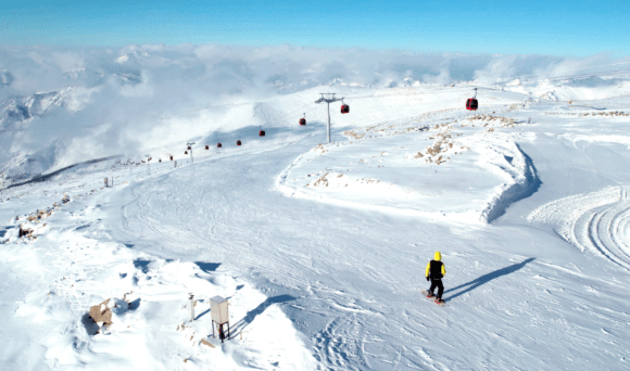 滑雪女教练意外身亡 事发滑雪场有“全国最陡雪道”， 业内人士建议大型滑雪场配备直升机医疗运输,滑雪