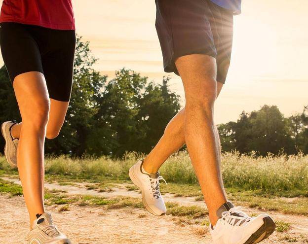 早上慢跑30分钟和晚上散步60分钟，哪个更健康，答案或令人意外,慢跑