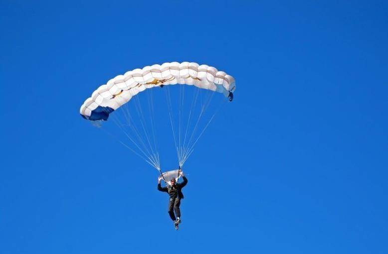 费利克斯：从3.9万米高空跳伞， 手套曾在空中出现破损， 后来如何,高空跳伞