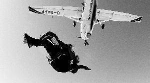 外国美女从四千米高空跳伞， 降落伞无法打开后， 却意外被蚂蚁救活,高空跳伞