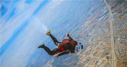 外国美女从四千米高空跳伞， 降落伞无法打开后， 却意外被蚂蚁救活,高空跳伞