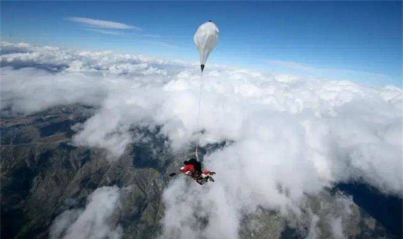 1999年， 她高空跳伞失败砸进巨大蚁巢里， 竟奇迹般地捡回一条命,高空跳伞