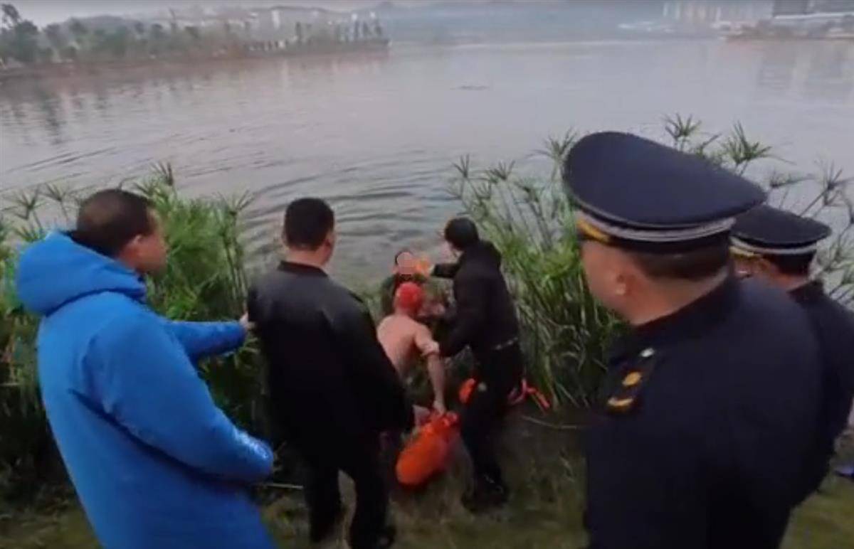 重庆璧山城管劝阻冬泳者时发生冲突，双方均有人落水，派出所已出警