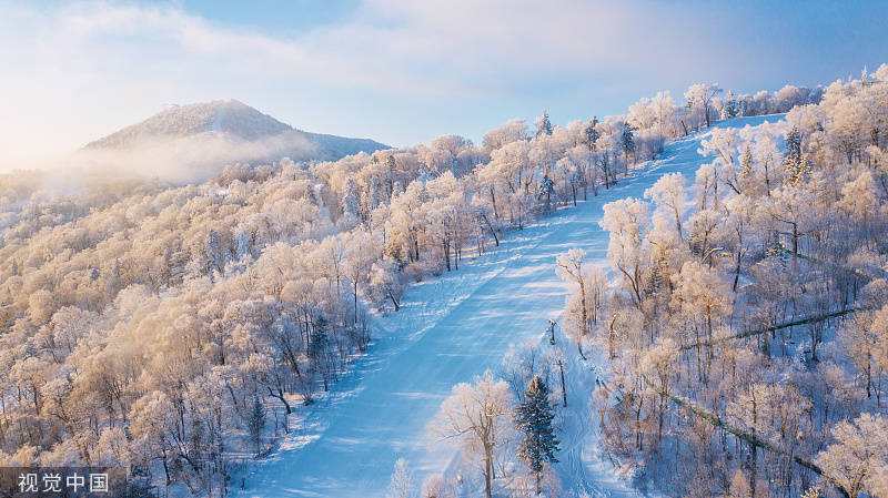 冬季冰雪旅游持续升温：滑雪游客年轻化 边滑边游成时尚