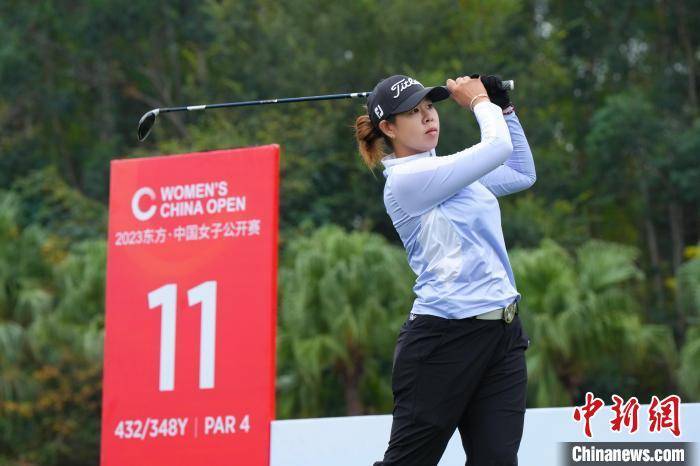 中国女子高尔夫球公开赛首轮中国台北球员黄靖单独领先