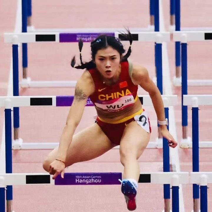为什么刘翔跑的是110米栏，吴艳妮跑的却是100米栏？