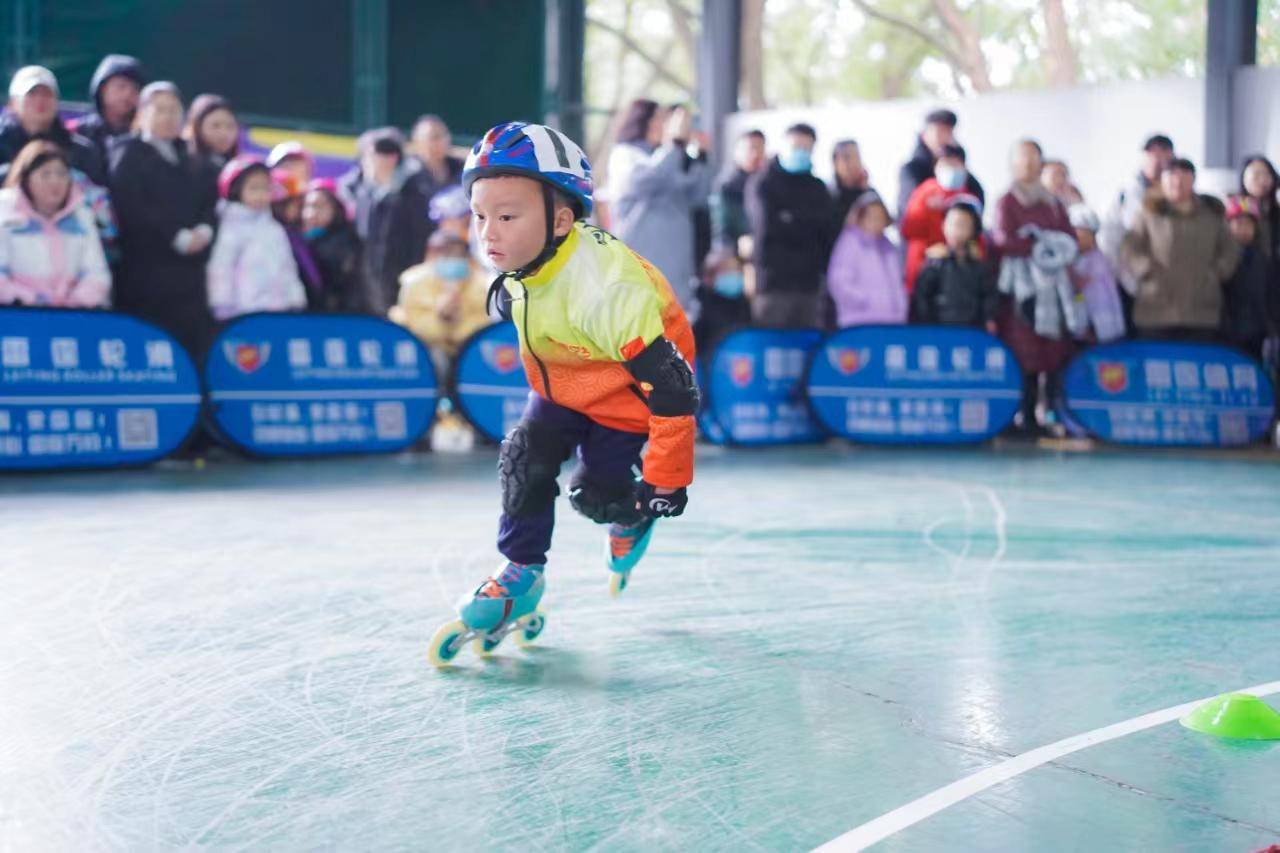 竞速滑行， “我 要上全运”2023湖南省轮滑、滑板邀请赛开赛