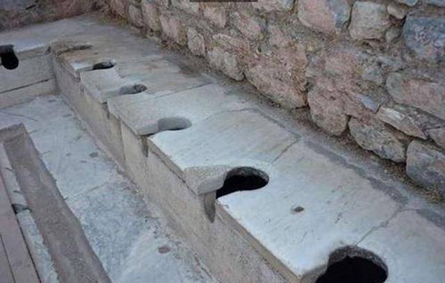 在古代上个厕所， 也是极限运动， 随时伴随着安全隐患！ 