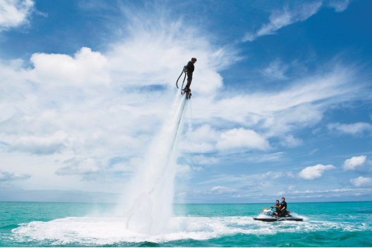 "飞越水面的自由：探索水板运动的刺激与乐趣揭发基本技巧水上冒险运动"