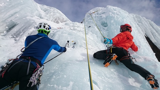 征服冰雪世界：攀冰装备与技巧的完整指南