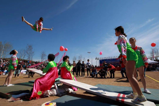 "朝鲜族传统跳板：飞翔的文化遗产和女子综合体育项目"