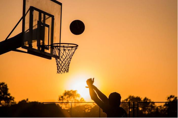 "身高增长的科学：打篮球、遗传与滑轮方式的综合影响"