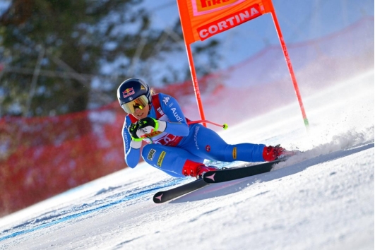 "索菲亚-戈吉亚和亚历山大-基尔德：高山滑雪世界杯的冠军统治者"