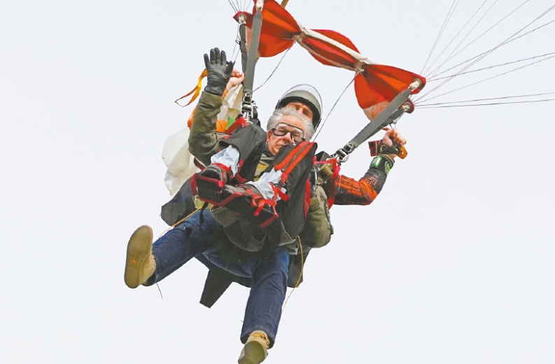 德州州长阿博特66岁首次高空跳伞：与106岁二战老兵同创奇迹,滑轮
