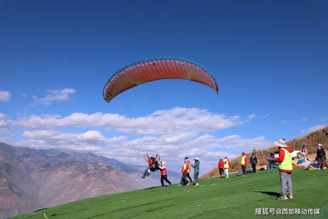 云南巧家蒙姑：文体旅融合， 首届滑翔伞全国邀请赛暨红糖音乐节成功举办