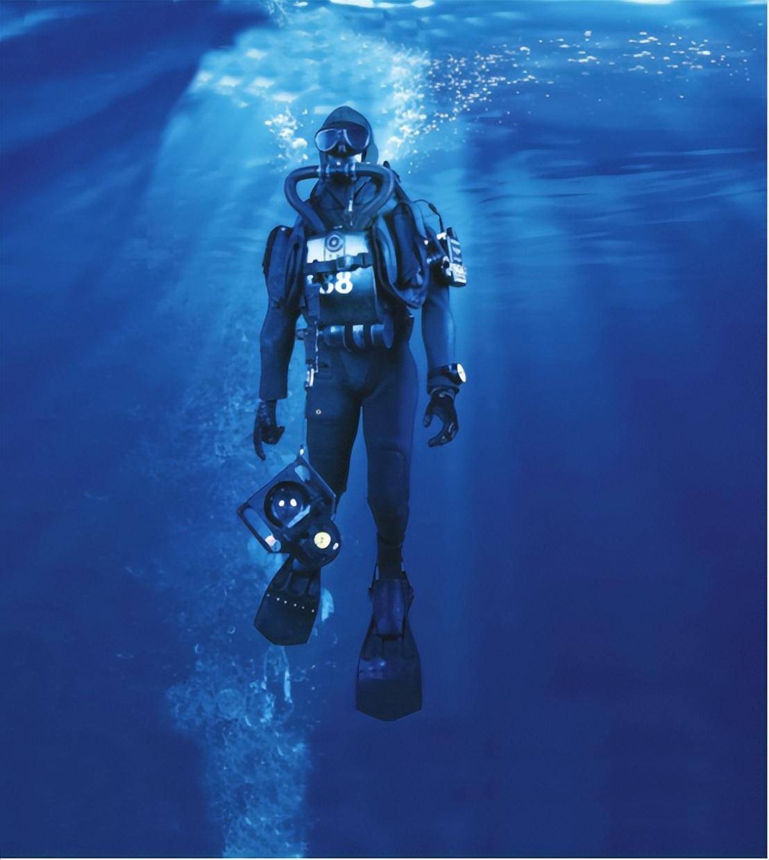 美军打捞坠海“鱼鹰”运输机的潜水员失踪！  潜水为啥这么危险？ 
