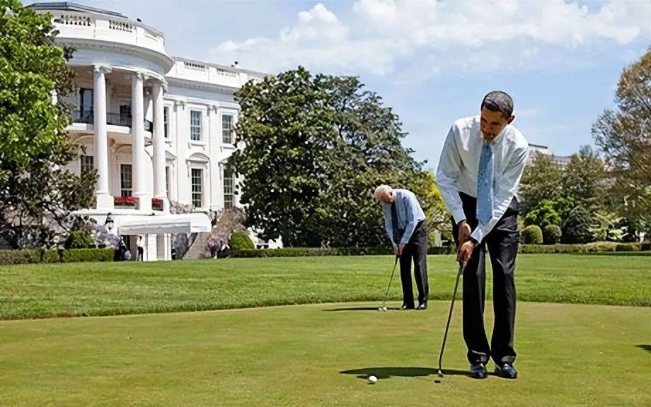 62岁奥巴马回老家打高尔夫，  球鞋都是定制的，  担心拜登难赢特朗普