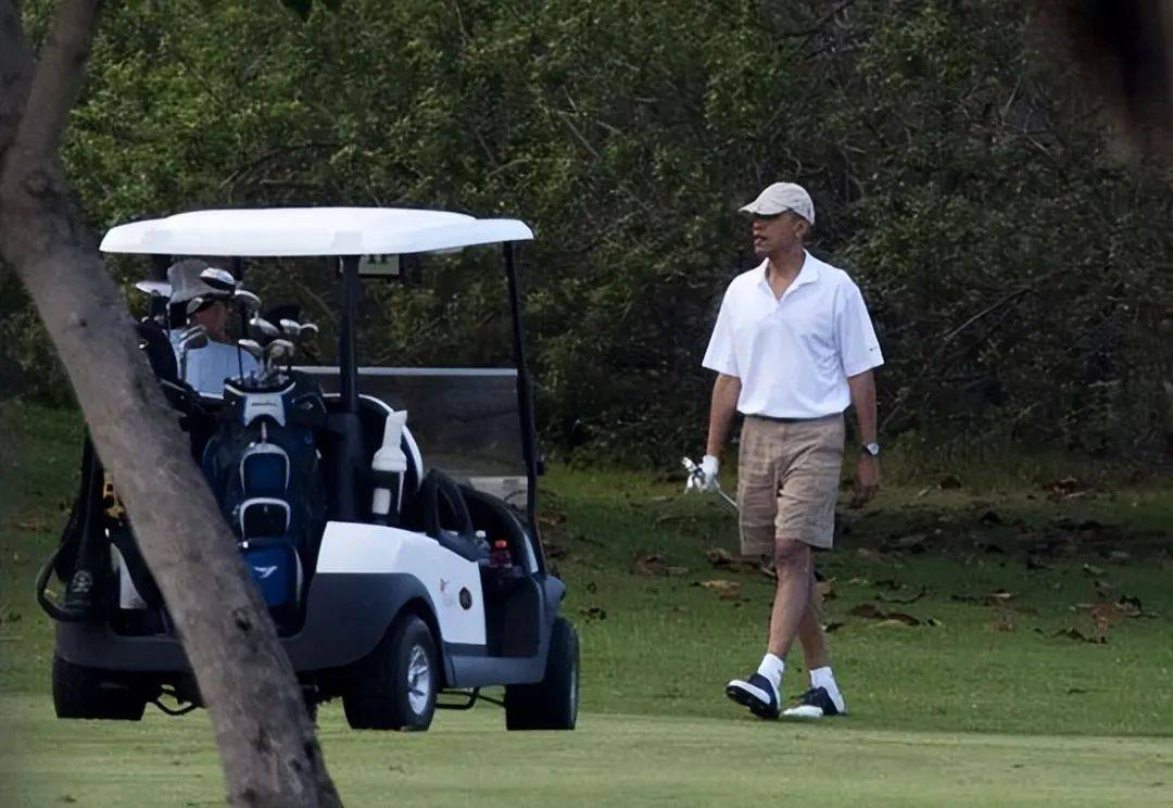 62岁奥巴马回老家打高尔夫，  球鞋都是定制的，  担心拜登难赢特朗普