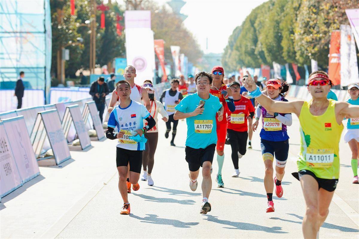 昆明市长刘佳晨参加马拉松“全马破4”， 跑友称“市长前面的那个人就是我 ”