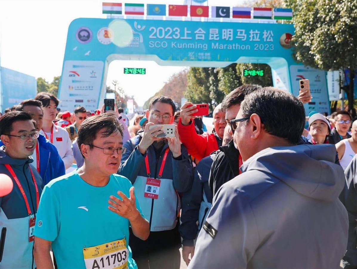 昆明市长刘佳晨参加马拉松“全马破4”， 跑友称“市长前面的那个人就是我 ”