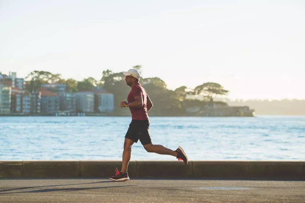 长时间慢跑， 才是跑步的精髓！  大幅度降低癌症的发生率！  