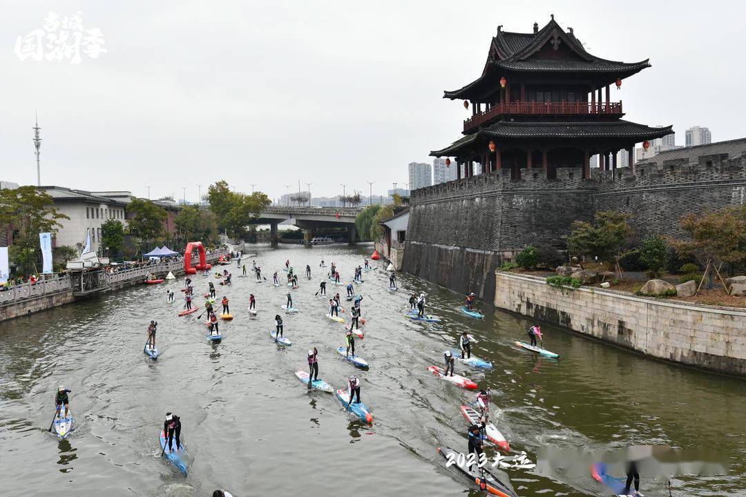 4°的天气，绍兴古城墙下，两百名水上运动爱好者在大运河中桨板竞速