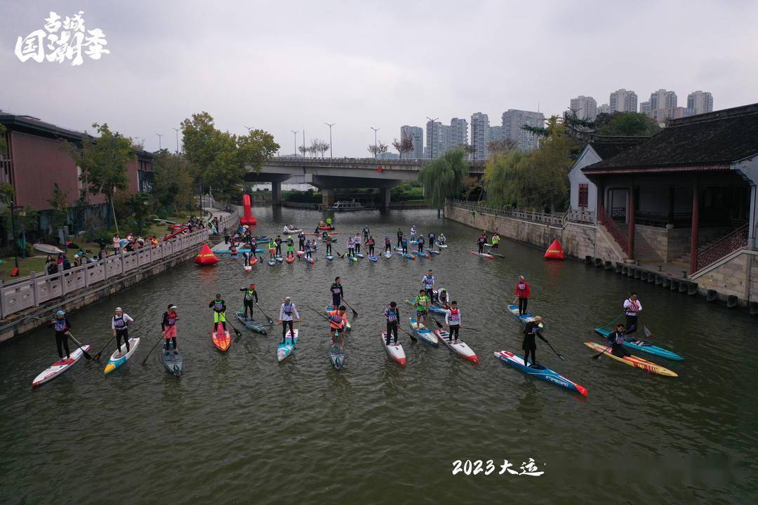 4°的天气，  绍兴古城墙下，  两百名水上运动爱好者在大运河中桨板竞速
