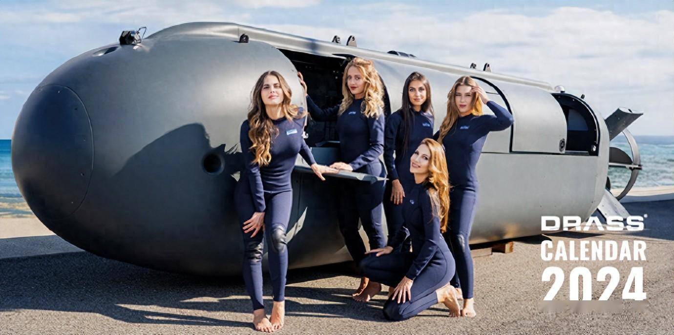 意大利8名美女模特，身穿紧身潜水服，在小潜艇上表演大胆湿身秀