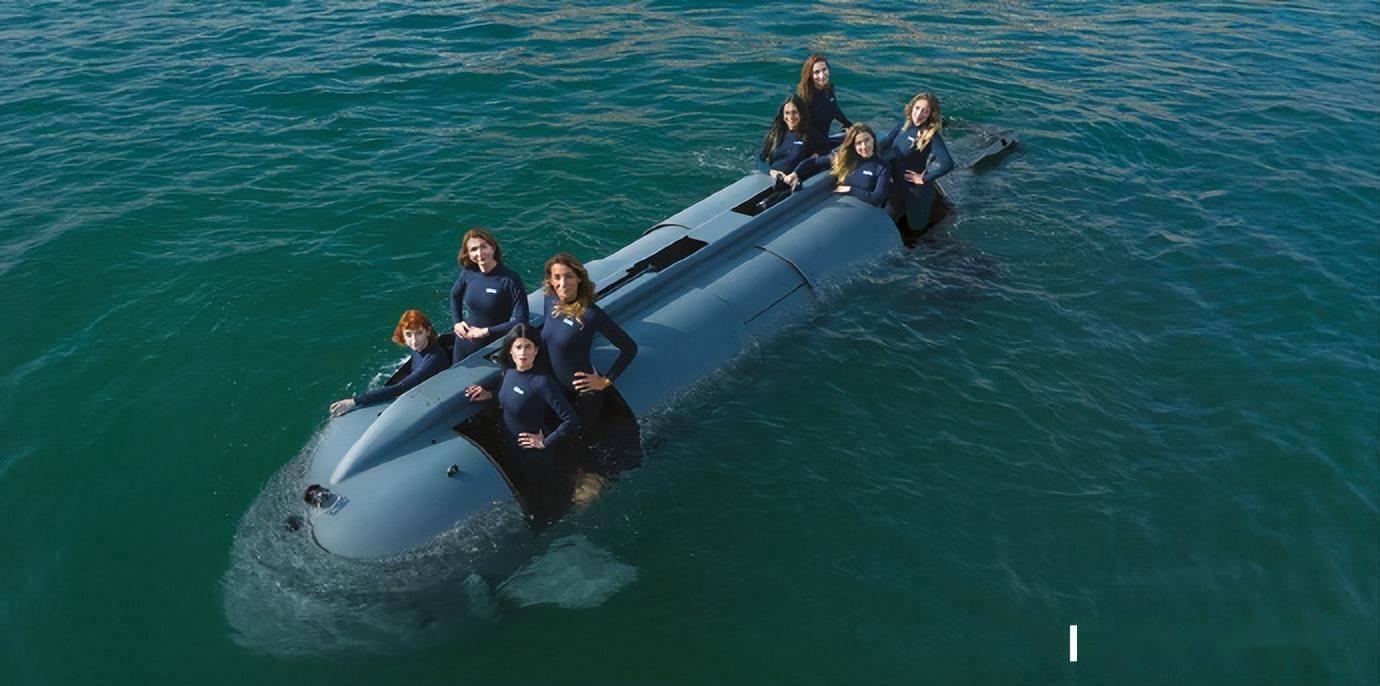 意大利8名美女模特， 身穿紧身潜水服， 在小潜艇上表演大胆湿身秀