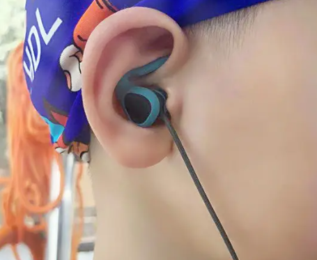 骨传导游泳耳机与入耳式游泳耳机， 哪种更适合游泳爱好者？ 