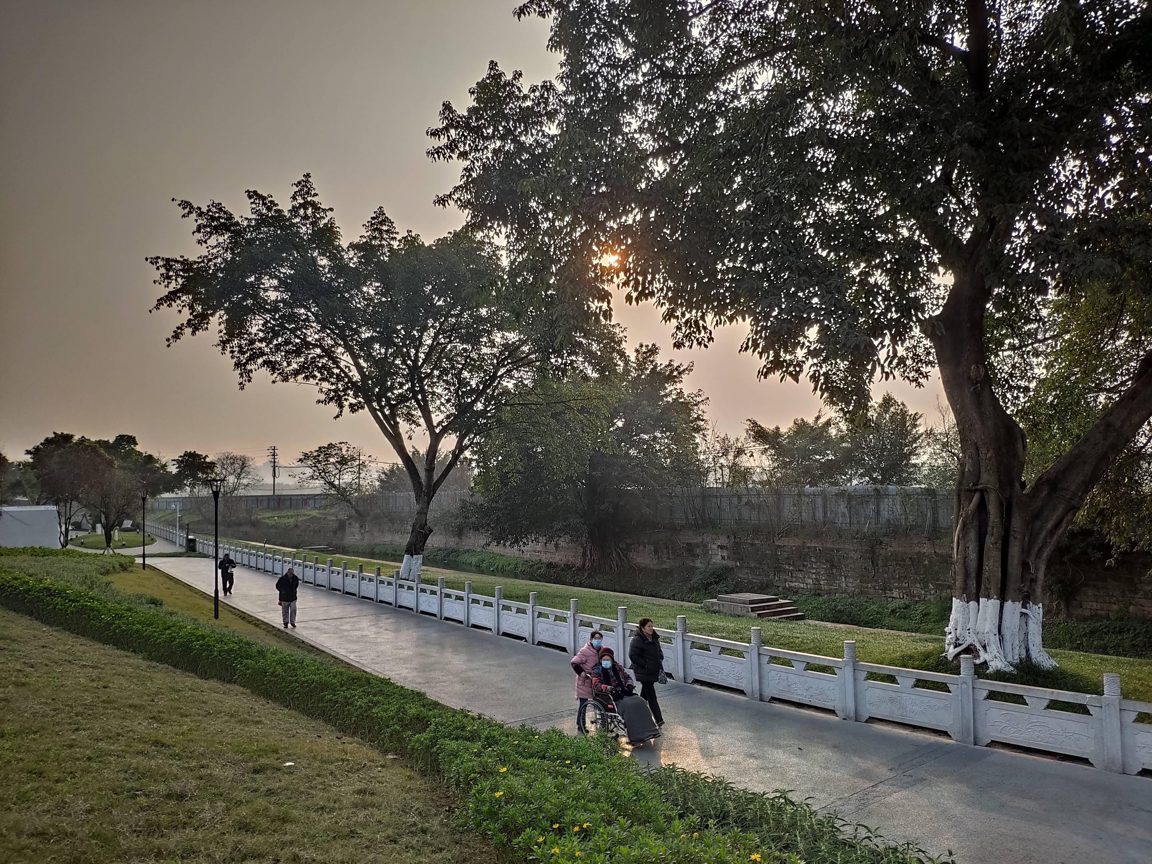 重庆白市驿镇半边街公园 休闲健身步道全长1.6公里
