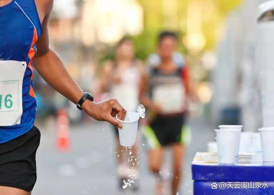 马拉松比赛中如何保持最佳状态？科学补水必不可少