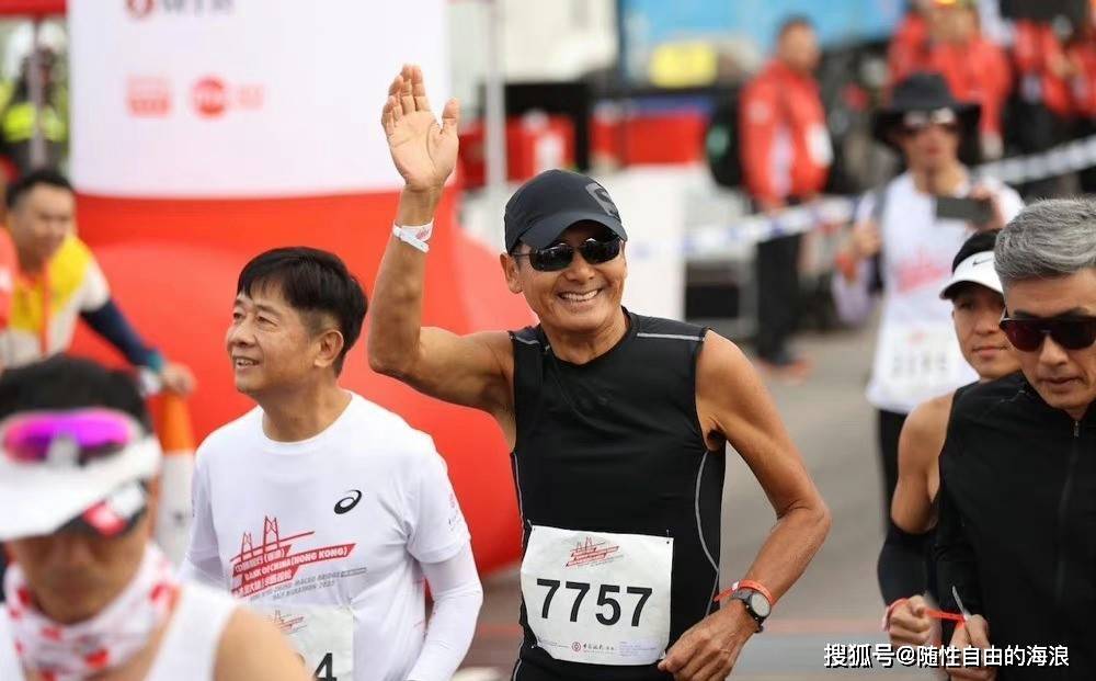 68岁周润发首次参加港珠澳大桥半马拉松比赛，  完赛用时2小时27分56秒
