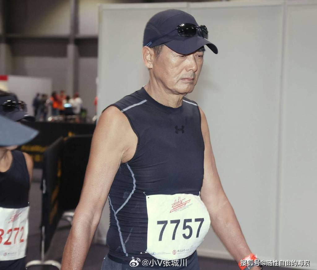 68岁周润发首次参加港珠澳大桥半马拉松比赛，  完赛用时2小时27分56秒
