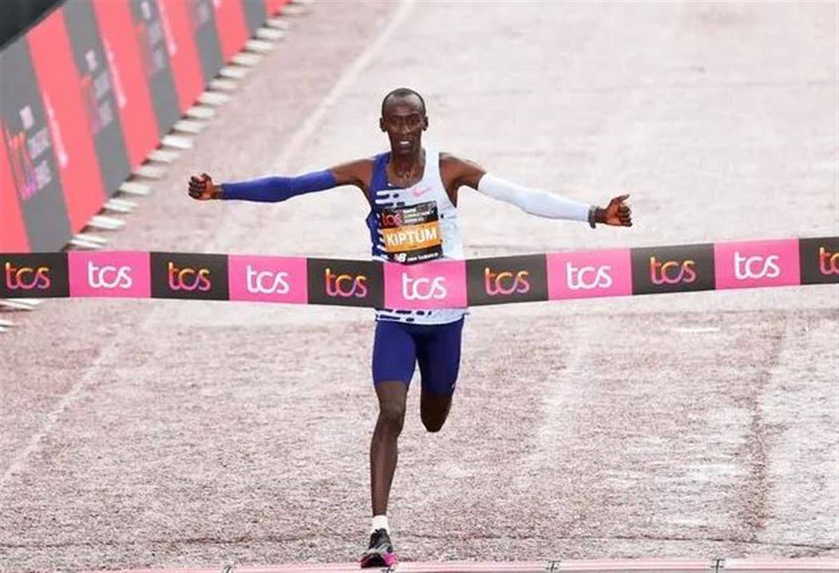 肯尼亚用国葬告别马拉松世界纪录保持者基普图姆