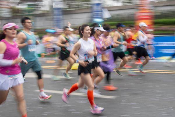 全国纪录进入“206”时代 单场超3000人“破3”——中国马拉松全面提速的背后