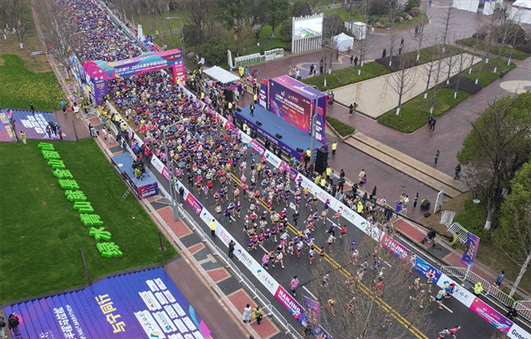 2024南京半程马拉松跑者奔跑在“全世界最美马拉松赛道”