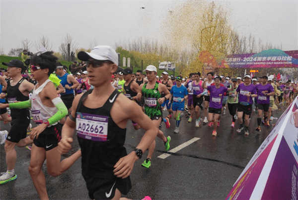 2024南京半程马拉松跑者奔跑在“全世界最美马拉松赛道”