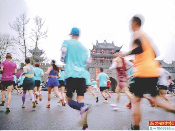 成都、南京马拉松开跑，百岁山携天然矿泉水助力补给