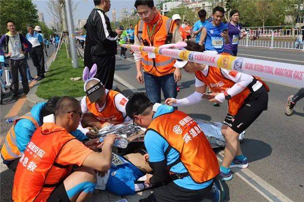 惊险！重庆马拉松3名跑者紧急送医，跑步热背后的安全隐忧