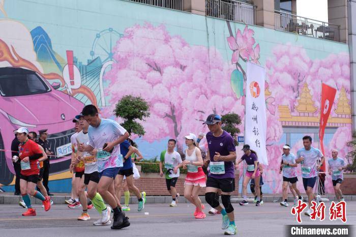 广西柳州万人共跑马拉松 特色服饰“打卡”城市地标